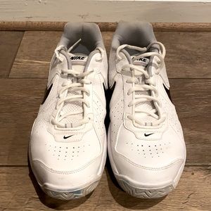 nike court mo 4 air men 11. Color white and black